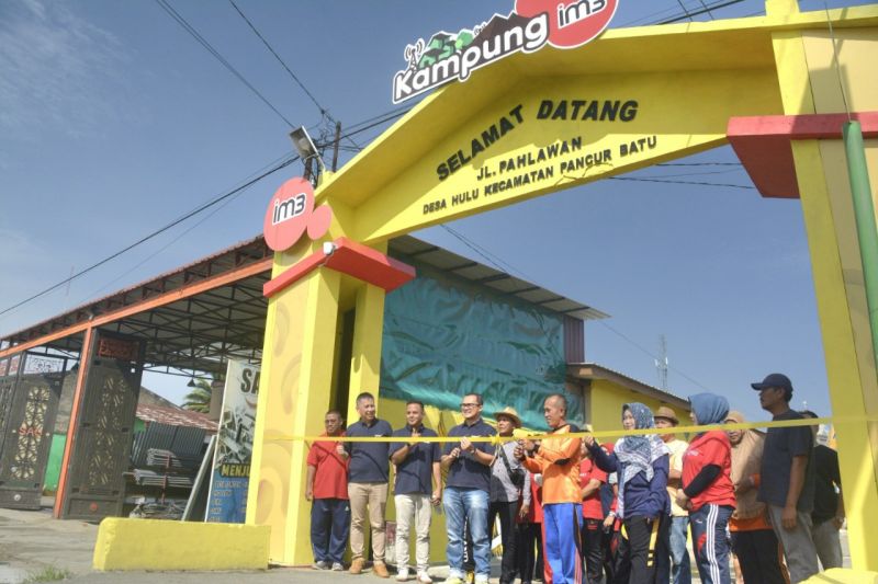 Perusahaan telekomunikasi Indosat menghadirkan program "Kampung IM3" di sejumlah desa di Pulau Sumatera. ANTARA/HO