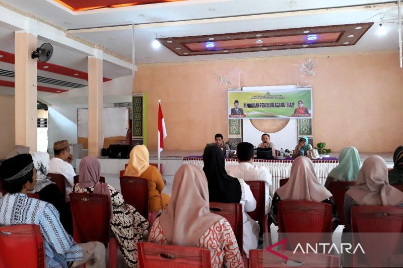 Kepala Seksi Pendidikan dan Bimas Islam Kemenag Mitra Deyske R Sangia, saat memberikan arahan kepada Penyuluh Agama Islam, di Ratahan, Kamis (15/8/2024). ANTARA/HO-Kemenag