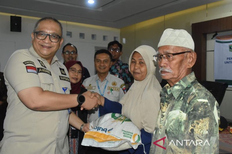 Pj Wali Kota Padang, Andree Algamar meluncurkan program bantuan pangan tahap III. (ANTARA/HO-Pemkot Padang)