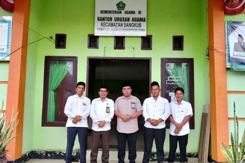 Kepala Kantor Kementerian Agama Kabupaten Bolaang Mongondow Utara (Bolmut) Idrus Sante, bersama jajarannya, saat mengunjungi KUA Sangkub, Kabupaten Bolmut, Sulut, Kamis (15/8/2024). ANTARA/HO-Kemenag.