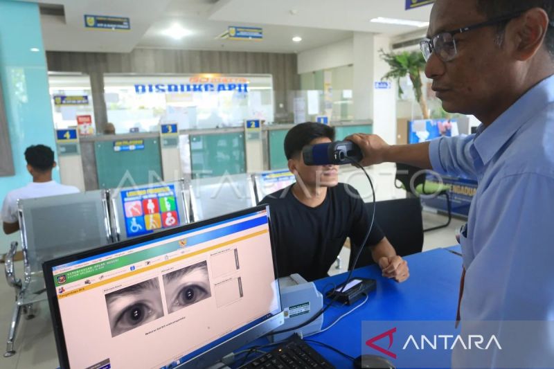 Arsip - Petugas melakukan perekaman data KTP Digital di Dinas Kependudukan dan Pencatatan Sipil Kota Banda Aceh, Aceh, Selasa (21/2/2023). ANTARA FOTO/Khalis Surry