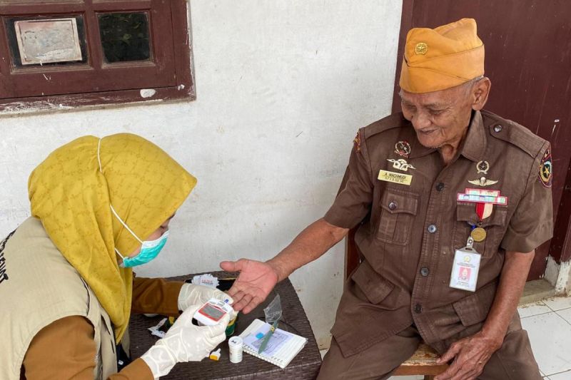 Tim Ngider Sehat Dinas Kesehatan Kota Tangerang Selatan sedang melakukan pemeriksaan kesehatan seorang veteran. ANTARA/HO-Dinkes Tangsel
