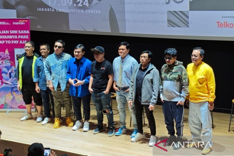 Grup musik Kahitna saat konferensi pers "Konser Kahitna 2 Tahun Menuju 40" di Jakarta Pusat pada Kamis (15/8/2024). (ANTARA/Farhan Arda Nugraha)