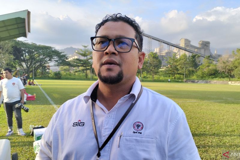 CEO Semen Padang FC Win Bernadino saat diwawancarai di Padang. (ANTARA/Muhammad Zulfikar).