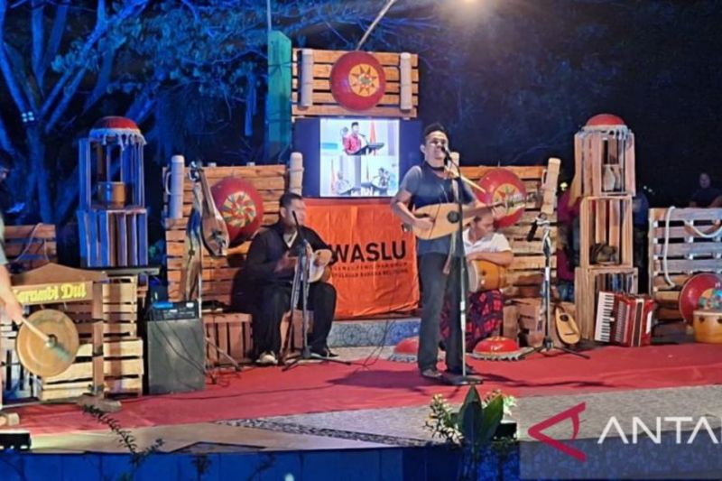 Bawaslu Provinsi Kepulauan Bangka Belitung berkolaborasi dengan sanggar Serambi Dul untuk menyapa masyarakat kelurahan Dul Kabupaten Bangka Tengah terkait pemilu partisipatif. (ANTARA/ Elza Elvia)