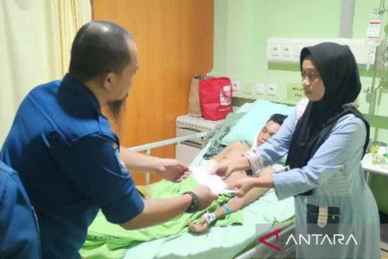 Kepala Bidang Operasi Pemadam Kebakaran Makassar Cakrawala saat memberikan bantuan kepada keluarga korban kecelakaan lalu lintas yang menabrak armada Pemadam Kebakaran saat sedang bertugas, Kamis (15/8/2024). ANTARA/HO-Pemkot Makassar