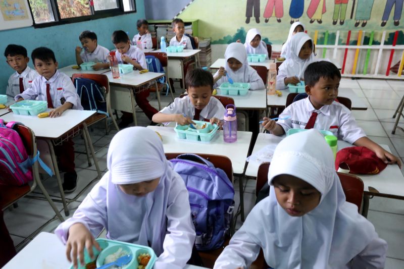 Siswa SDN 1 Batuceper Kota Tangerang, Banten sedang menyantap makanan dalam program makan bergizi gratis yang disiapkan Pemkot Tangerang, Kamis. ANTARA/HO-Pemkot Tangerang