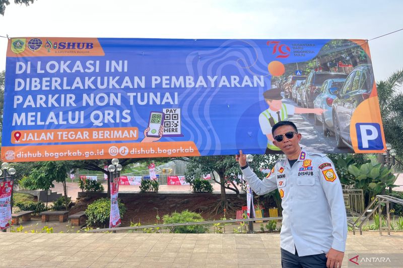 Anggota Dishub melakukan penataan parkir di Jalan Tegar Beriman, Cibinong, Kabupaten Bogor, Jawa Barat. ANTARA/HO-Humas Pemkab Bogor
