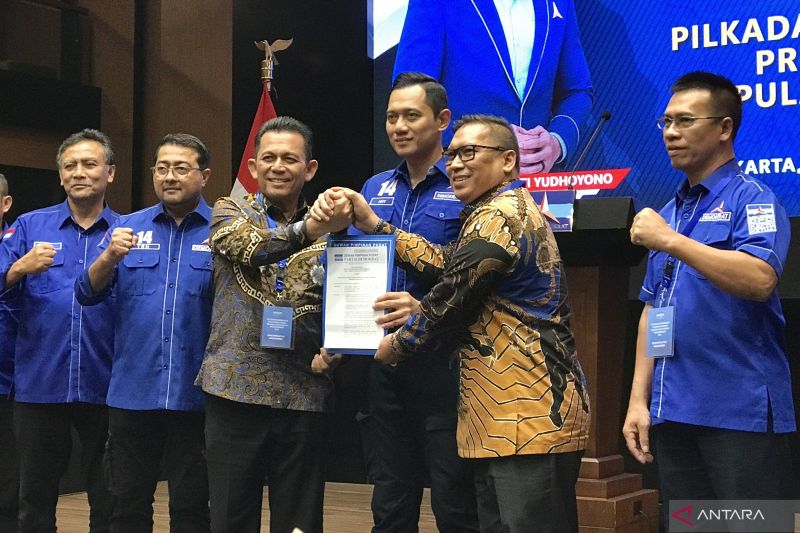 Ketua DPP Partai Demokrat Agus Harimurti Yudhoyono (tiga kanan) menyerahkan surat rekomendasi kepada bakal calon gubernur dan bakal calon wakil gubernur Provinsi Kepulauan Riau di Kantor DPP Partai Demokrat, Jakarta, Kamis (15/8/2024). ANTARA/Genta Tenri Mawangi.