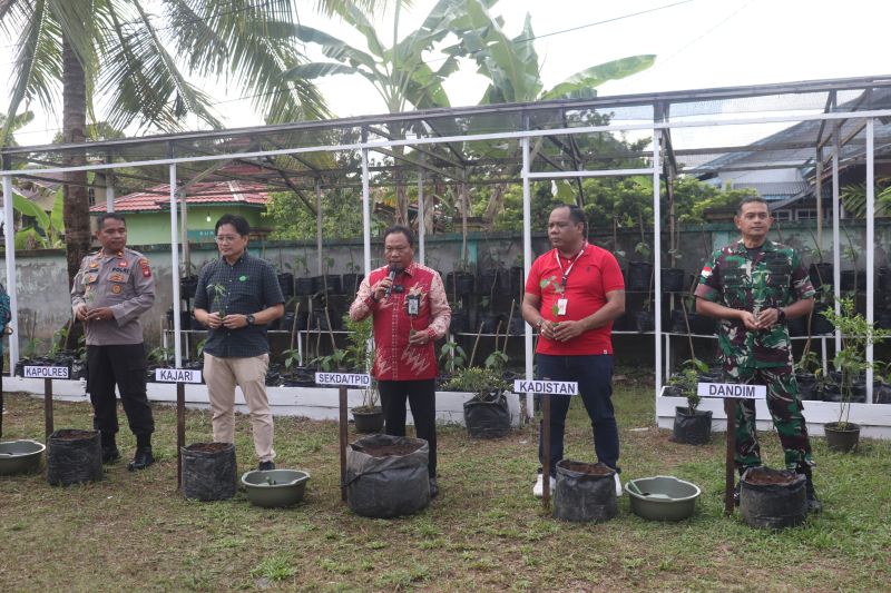 Sekretaris Daerah Kapuas Hulu beserta pejabat di lingkungan Pemkab Kapuas Hulu melakukan penanaman cabai secara simbolis saat peluncuran gerakan menanam cabai, di wilayah Kabupaten Kapuas Hulu, Provinsi Kalimantan Barat. (ANTARA/HO-Prokopim Setda Kapuas Hulu.)