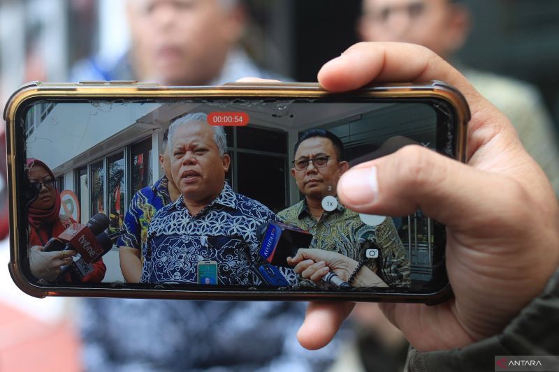 Seorang wartawan merekam video Kepala Pusat Penerangan Hukum Kejaksaan Agung Harli Siregar (kiri) didampingi Kepala Bidang Hubungan Media Dan Kehumasan Pusat Penerangan Hukum Kejagung Agus Kurniawan (kanan) menyampaikan keterangan kepada wartawan terkait kasus dugaan pembunuhan Dini Sera Afrianti di Kantor Kejaksaan Agung, Jakarta, Jumat (9/8/2024). ANTARA FOTO/Reno Esnir/aww