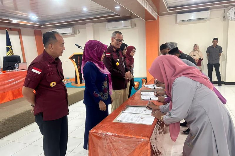 Kepala Kanwil Kemenkumham Gorontalo Pagar Butar Butar (ketiga kiri) pada bimbingan teknis penanganan aduan pelanggaran HAM dan pengenalan pos pelayanan hukum dan HAM di Kabupaten Boalemo. ANTARA/HO-Kemenkumham Gorontalo