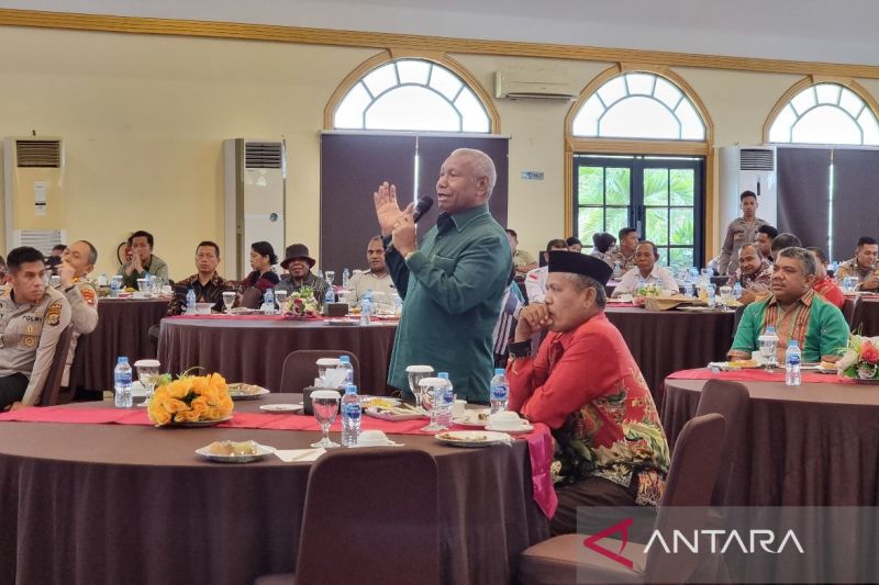 Kepala Suku Besar Arfak Dominggus Mandacan (berdiri) menyampaikan optimisme saat fokus grup diskusi menjelang Pilkada 2024 yang diinisiasi Polda Papua Barat di Manokwari, Kamis. (ANTARA/Fransiskus Salu Weking)