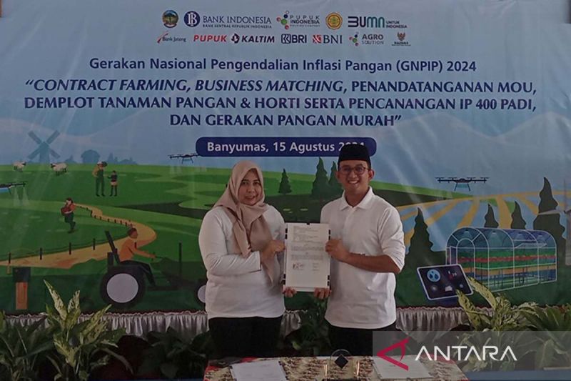 Kepala KPw BI Purwokerto Christoveny dan Pj Bupati Banyumas Hanung Cahyo Saputro menunjukkan nota kesepahaman penguatan ekonomi yang baru ditandatangani di Pendopo Balai Desa Panembangan, Kecamatan Cilongok, Kabupaten Banyumas, Jawa Tengah, Kamis (15/8/2024). ANTARA/Sumarwoto