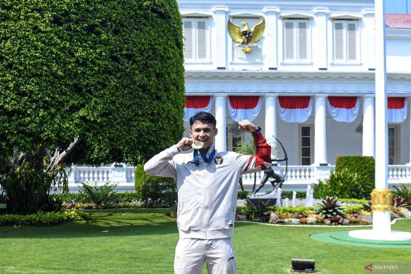 Lifter putra Rizki Juniansyah berpose usai mengikuti acara penyerahan bonus kepada kontingen Indonesia yang berlaga di Olimpiade Paris 2024 di halaman Istana Negara, Jakarta, Kamis (15/8/2024). . ANTARA FOTO/Muhammad Adimaja/Spt. (ANTARA FOTO/MUHAMMAD ADIMAJA)