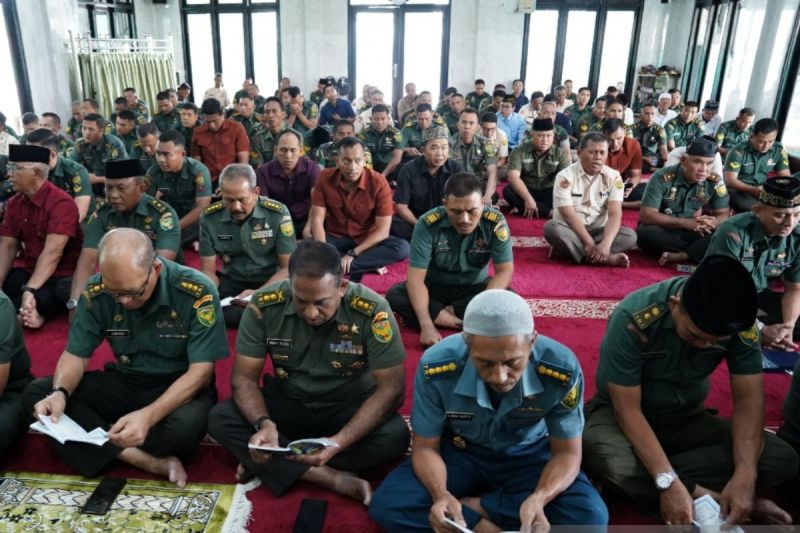 Kodam II/Sriwijaya saat menggelar doa syukur bersa menjelang peringatan HUT ke-79 RI tahun 2024. ANTARA/HO/Pendam II/Swj.