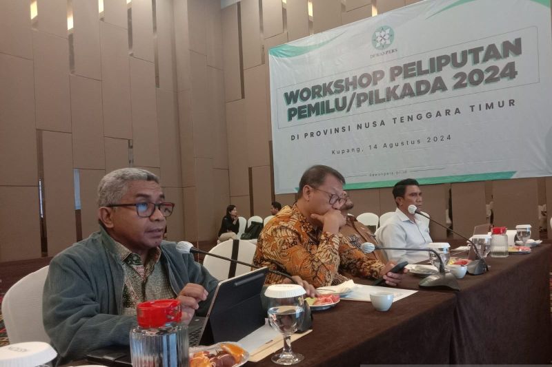 Ketua KPU NTT Jemris Fointuna (kiri) saat hadir dalam acara Workshop Peliputan Pemilu/Pilkada 2024 di Kupang. ANTARA/Kornelis Kaha.