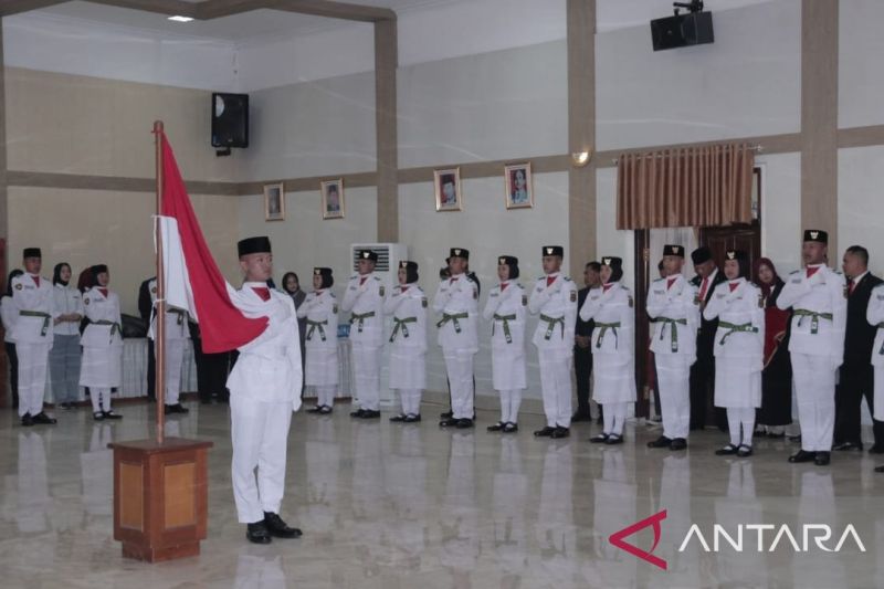 Bupati Sukabumi Marwan Hamami mengukuhkan 32 anggota Pasukan Pengibar Bendera (Paskibra) Kabupaten Sukabumi 2024 di di Aula Sekretariat Daerah Kabupaten Sukabumi pada Kamis (15/8/2024). ANTARA/Aditya Rohman