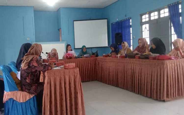 Kepala Bidang Pengolahan dan Pemasaran Hasil Perikanan, Rensi SN Siregar saat memimpin rapat persiapan sosialisasi di Dinas Perikanan Seruyan (Foto : Ist()