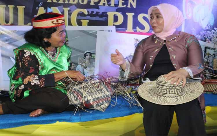Penjabat Bupati Pulang Pisau Nunu Andriani saat mengunjungi stand UMKM di Pulang Pisau Fair ( FOTO : RETHA)