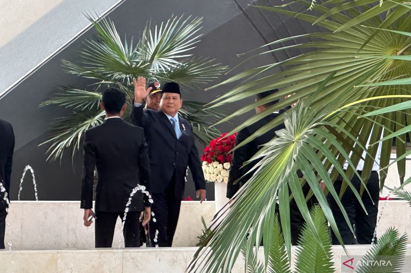 Menteri Pertahanan sekaligus Presiden terpilih Prabowo Subianto tiba di Gedung Nusantara, Kompleks Parlemen, Senayan, Jakarta, Jumat (16/8/2024). (ANTARA/Rio Feisal)