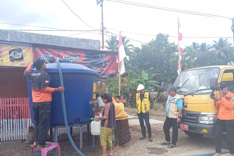 Badan Penanggulangan Bencana Daerah (BPBD) Bolaang Mongondow bersama pihak terkait mendistribusikan air bersih ke permukiman warga terdampak banjir. ANTARA/HO-BPBD Bolaang Mongondow