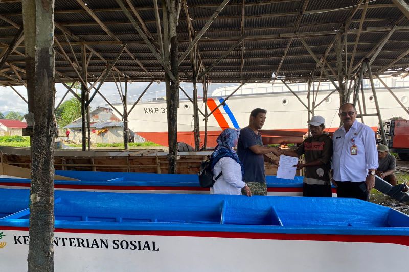 Kelompok nelayan di Kota Ambon menerima bantuan perahu fiber kapasitas 1,5 GT dari Kementerian Sosial (Kemensos) RI, di Ambon, Jumat. ANTARA/ Ho- Diskominfo sandi Ambon: