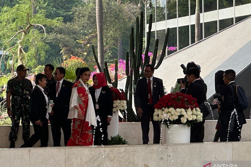 Menteri Keuangan Sri Mulyani Indrawati mendatangi Gedung DPR, Jakarta, dengan mengenakan kebaya bernuansa merah putih untuk menghadiri Sidang Tahunan MPR dan Sidang Bersama DPR-DPD 2024 di Jakarta, Jumat (16/8/2024). ANTARA/Bayu Saputra