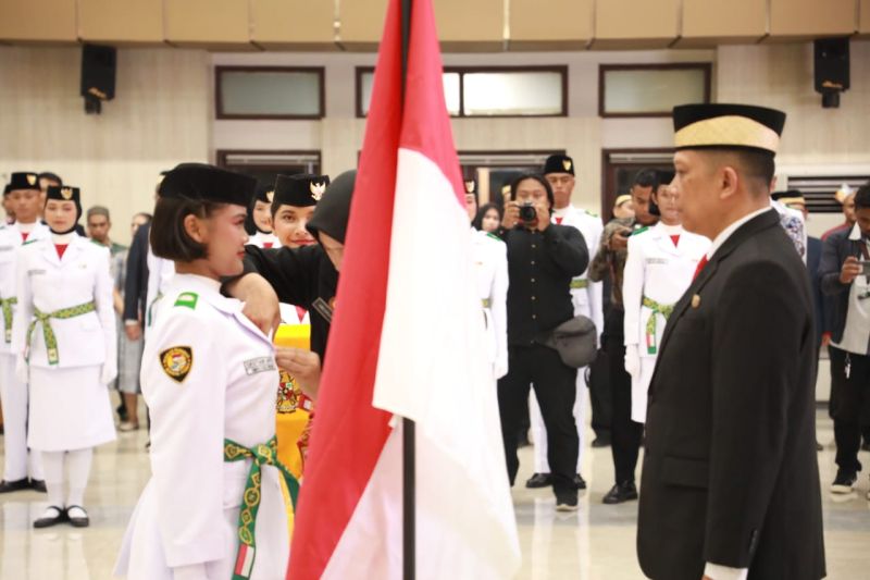 Penjabat (Pj) Bupati Tangerang Andi Ony Prihartono secara resmi mengukuhkan 50 anggota Pasukan Pengibar Bendera Pusaka (Paskibraka) Hari Ulang Tahun (HUT) ke-79 Republik Indonesia di daerah itu. (HO/Pemkab Tangerang)
