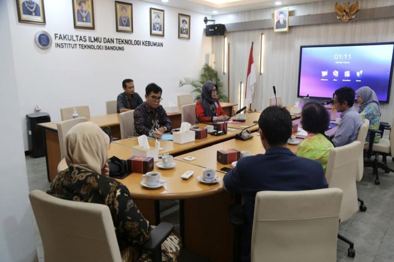 Pertemuan jajaran Dislutkan Kalteng dengan Fakultas Ilmu dan Teknologi Kebumian ITB di Bandung, (15/8/2024). (ANTARA/HO-Dislutkan Kalteng)