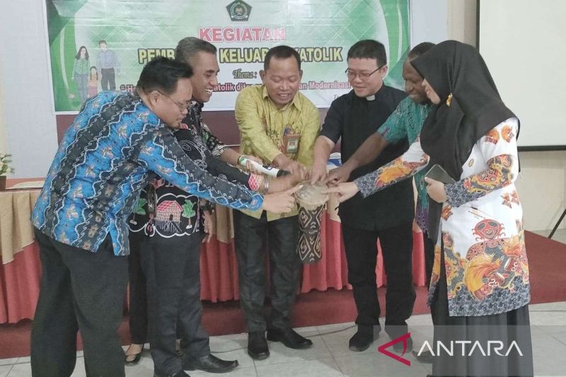 Binmas Katolik Kemenag Sorong Selatan membuka kegiatan pembinaan kepada umat Katolik yang sudah berkeluarga, Jumat (16/8/2024). (ANTARA/Paulus Pulo)