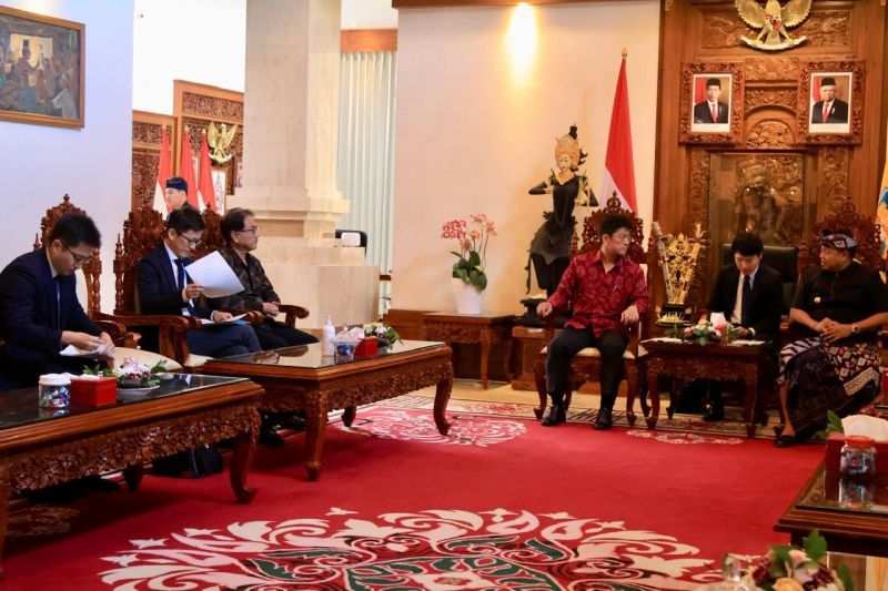 Penjabat Gubernur Bali Sang Made Mahendra Jaya bertemu Wamenlu Parlemen Jepang Komura Masahiro membahas kerja sama peningkatan SDM, di Denpasar, Jumat (16/8/2024). ANTARA/HO-Pemprov Bali