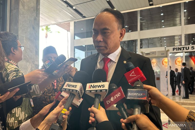Menteri Komunikasi dan Informatika Budi Arie Setiadi saat memberikan keterangan di kompleks parlemen, Senayan, Jakarta, Jumat (16/8/2024). ANTARA/Rio Feisal