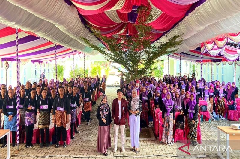 Mahasiswa baru UNG memakai sarung batik atau dengan nama lokal disebut 'bate' pada kegiatan Pengenalan Kehidupan Kampus bagi Mahasiswa Baru (PKKMB) di Fakultas Sastra dan Budaya. (ANTARA/HO-Regina Matika)
