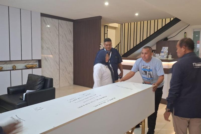 Sejumlah petugas mengurus peti jenazah atas nama Mohammad Rivai yang meninggal dunia pada tanggal 3 Agustus 2024 akibat serangan jantung di Persatuan Emirat Arab. ANTARA/HO-Ditjen Perhubungan Laut, Kemenhub.