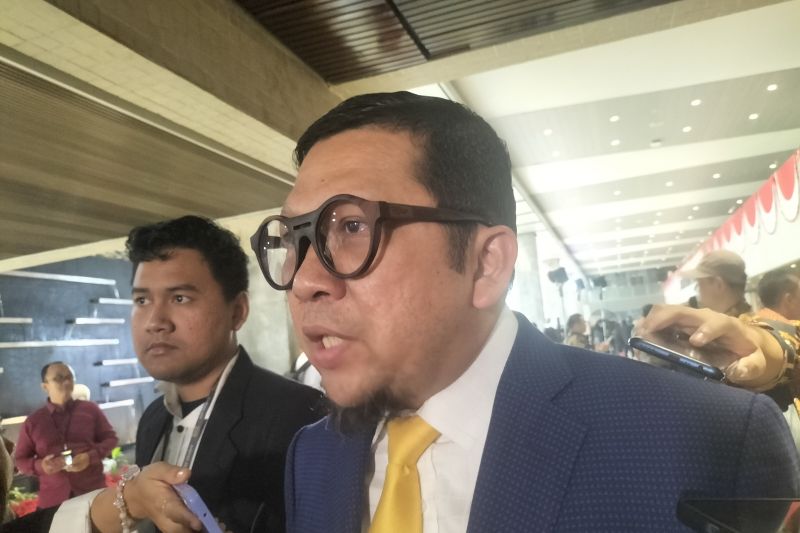 Ketua Komisi II DPR RI Ahmad Doli Kurnia Tanjung di gedung DPR RI, Jakarta Pusat, Jumat (16/8/2024) ANTARA/Walda Marison