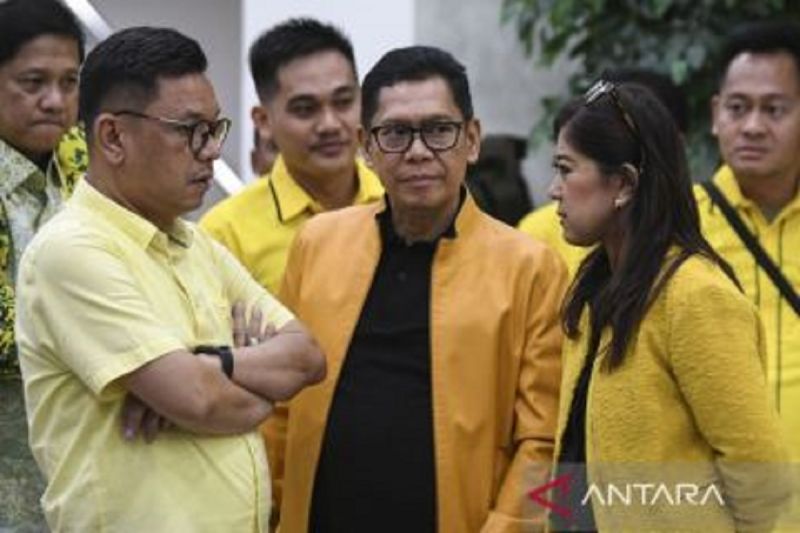 Wakil Ketua Umum Partai Golkar Ahmad Doli Kurnia (tengah) didampingi Ketua DPP Golkar Meutya Hafid (kanan) dan Iswara (kiri) memberikan keterangan pers terkait mundurnya Airlangga Hartarto sebagai Ketua Umum Golkar di DPP Partai Golkar, Jakarta, Minggu (11/8/2024). (ANTARA FOTO/Hafidz Mubarak A/nym)