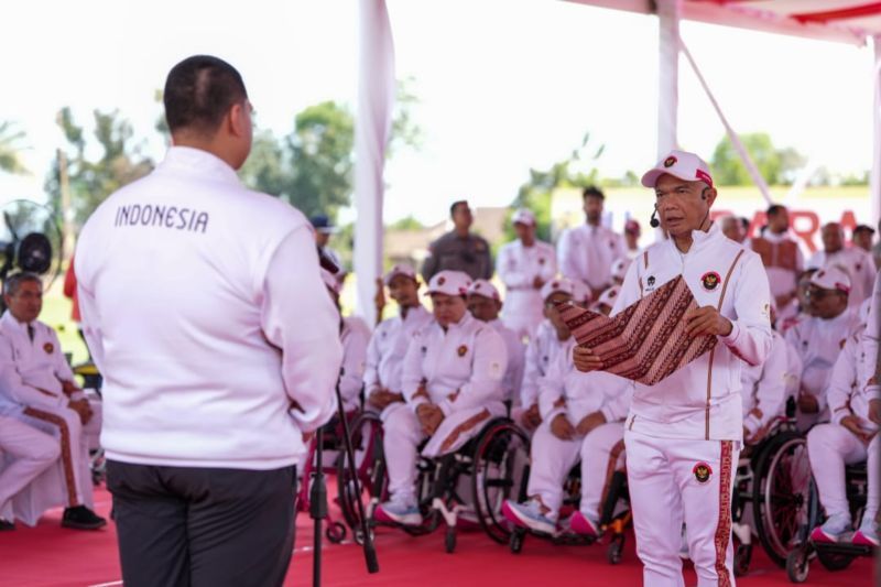 Chief de Mission (CdM) Kontingen Indonesia untuk Paralimpiade Paris Reda Manthovani (kanan) melaporkan kesiapan atlet kepada Menteri Pemuda dan Olahraga Dito Ariotedjo di Paralympic Training Center, Karanganyar, Jawa Tengah, Kamis (15/8/2024). (ANTARA/HO-Humas Kemenpora RI/Egan)