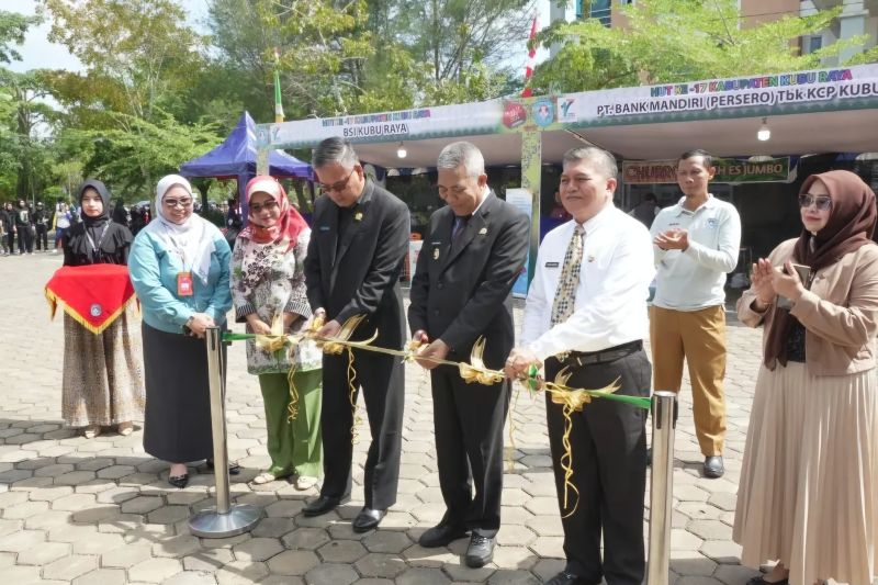 Suasana saat jajaran Pemerintah Kabupaten Kubu Raya saat membuka bazar UMKM. ANTARA/Prokopim Kubu Raya.