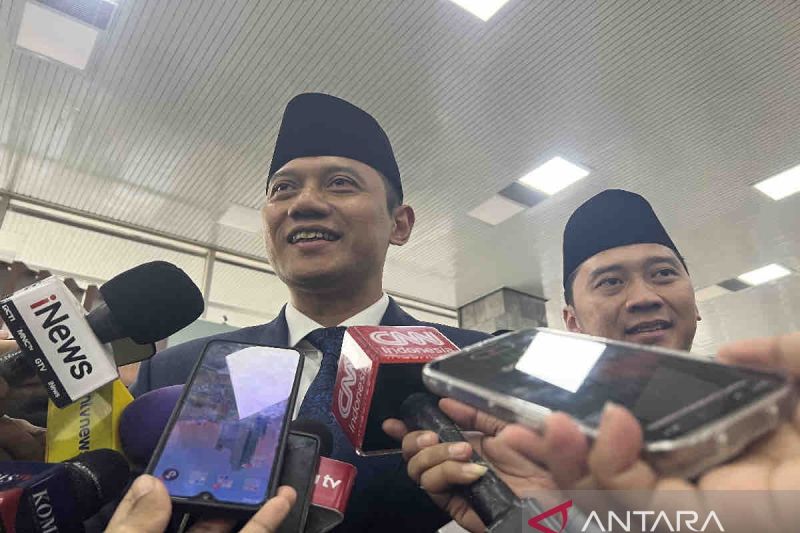 Menteri Agraria dan Tata Ruang/Kepala Badan Pertanahan Nasional (ATR/BPN) Agus Harimurti Yudhoyono (AHY) memberi keterangan kepada awak media seusai pidato penyampaian RUU APBN Tahun Anggaran 2025 dan Nota Keuangan pada Sidang Paripurna DPR RI Tahun Sidang 2024-2025 di Gedung MPR/DPR/DPD Jakarta, Jumat (16/8/2024). ANTARA/Harianto