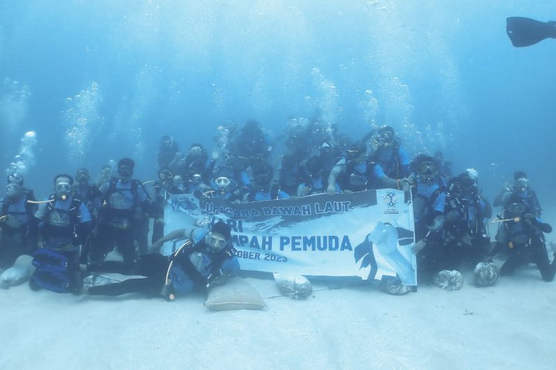 Komunitas Selam Jayapura saat foto bersama setelah upacara pengibaran bendera Merah Putih di bawah Laut, Sabtu (28/10) (ANTARA/HO-Dokumen pribadi MOLLO Dive Comumunity)