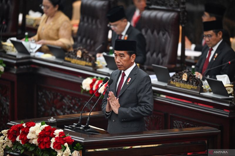 President Joko Widodo greets members of parliament before delivering a speech at the Annual Session of the People's Consultative Assembly (MPR) in Jakarta on August 16, 2024. (ANTARA FOTO/Dhemas Reviyanto/app/tom)