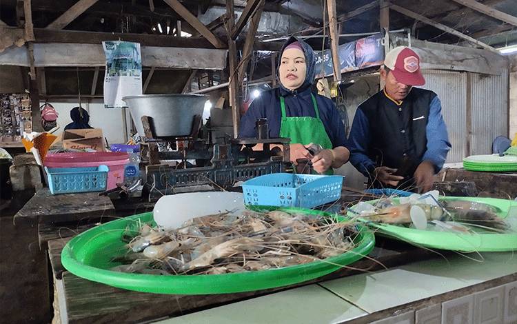 Padagang yang menjual hasil perairan seperti udang, ikan, dan sebagainya di Pasar Rajawali Palangka Raya. (FOTO: TESTI PRISCILLA)