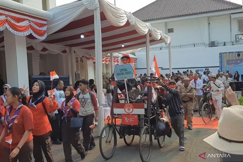 Peserta kegiatan "Tapak Tilas Proklamasi" mengendarai sepeda onthel melakukan pawai dari Museum Perumusan Naskah Proklamasi menuju Tugu Proklamasi, Jakarta, Jumat (16/8/2024). ANTARA/Lia Wanadriani Santosa