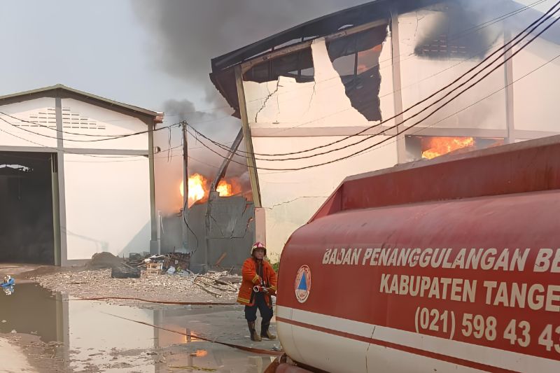 Petugas pemadam kebakaran dari BPBD Kabupaten Tangerang saat melakukan upaya pemadaman api terhadap gudang penyimpanan kimia di Kosambi, Kabupaten Tangerang. (HO/BPBD Kabupaten Tangerang)