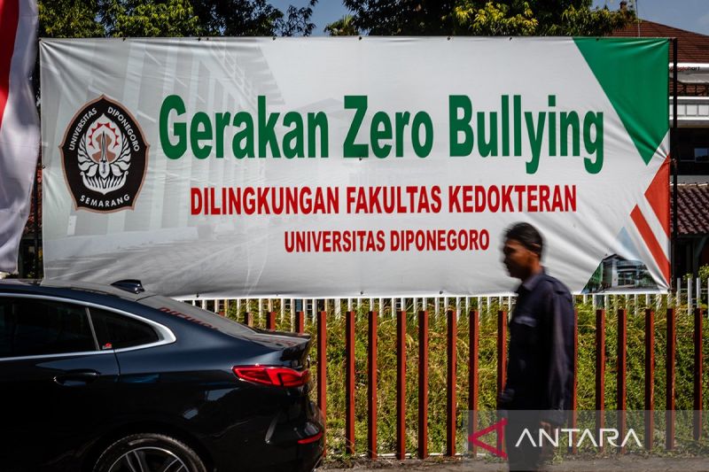 Seorang petugas keamanan berjalan di samping spanduk kampanye Gerakan Zero Bullying yang terpasang di lingkungan Fakultas Kedokteran Universitas Diponegoro (UNDIP), kawasan kompleks RSUP Dr Kariadi, Kota Semarang, Jawa Tengah, Kamis (15/8/2024). ANTARA FOTO/Aji Styawan/aww/aa.