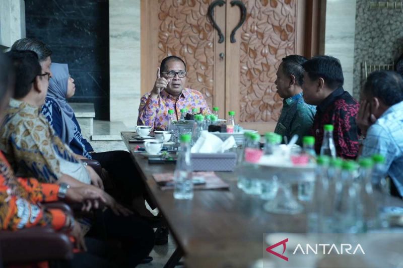 Wali Kota Makassar Moh Ramdhan Pomanto saat menerima kunjungan dari perwakilan tiga kampus berbeda dan Kepala BPS Makassar untuk membahas beberapa rencana kerja sama statistik di Makassar, Jumat (16/8/2024). ANTARA/HO-Pemkot Makassar