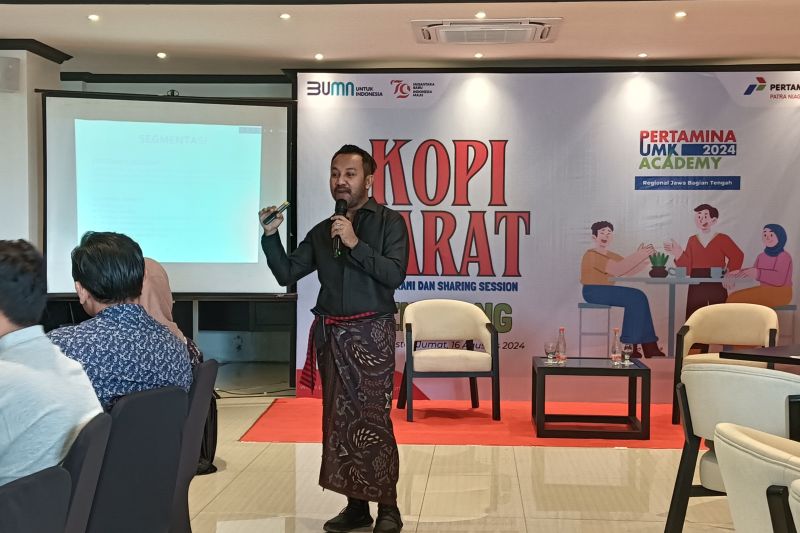 Desainer Ferry Setiawan saat mengisi kegiatan kopi darat "Pertamina UMK Academy 2024", di Semarang, Jumat (16/8/2024). ANTARA/Zuhdiar Laeis
