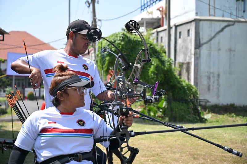Para atlet Para panahan Indonesia melakoni latihan sebagai persiapan menuju Paralimpiade Paris 2024, Sabtu (20/7/2024). (ANTARA/HO/NPC Indonesia)
