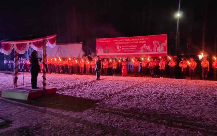 Camat Pematang Karau, Setia Murni?berdiri di podium saat akan melepas kirab bendera dan pawai obor di Kecamatan Pematang Karau Kabupaten Barito Timur, Jumat, 16 Agustus 2024. (FOTO: IST)